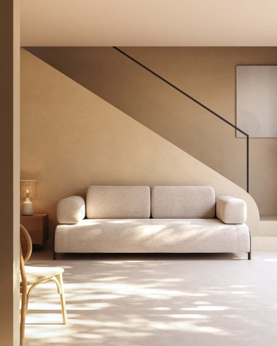Canapé Compo beige clair avec deux méridiennes, dans un salon ocre sous un escalier.