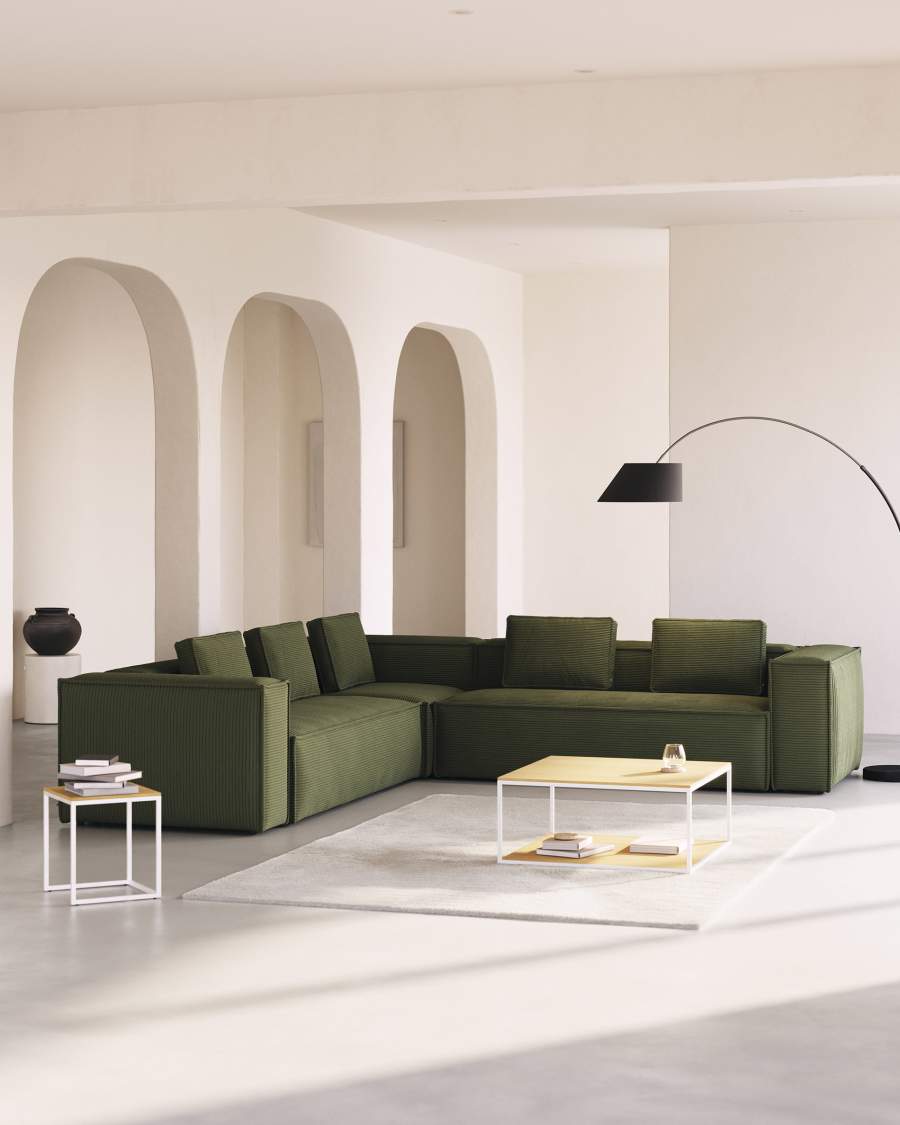 Canapé Blok angle modulable en velours côtelé vert olive avec plusieurs éléments et méridienne.