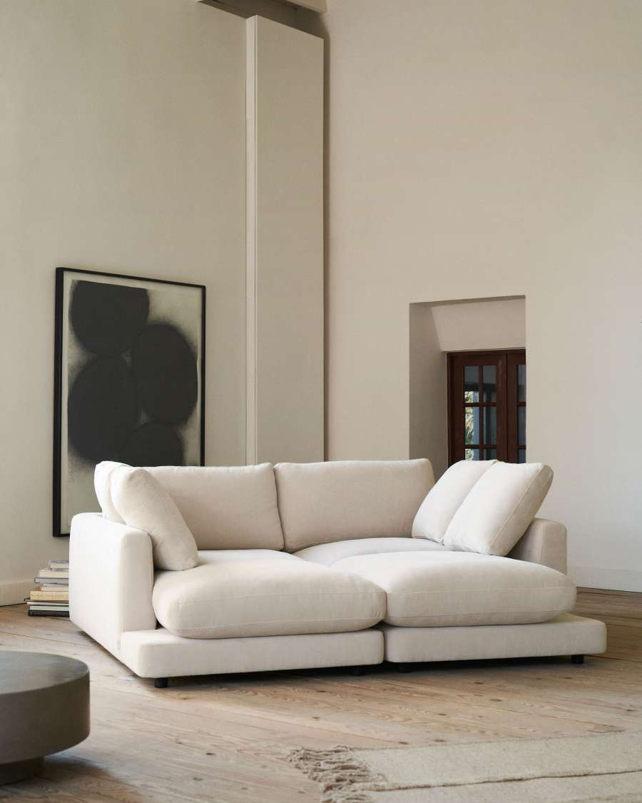 Canapé Gala beige en chenille avec méridienne dans un salon aux murs crème et parquet.