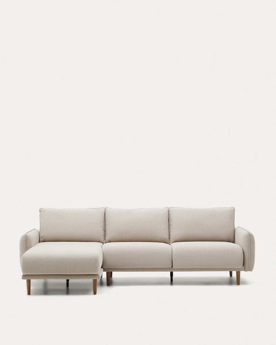 Canapé Carlota beige d'angle avec méridienne à gauche, vu de face sur fond blanc.
