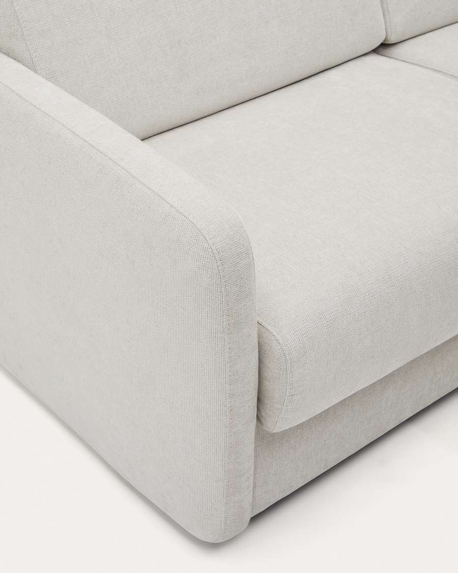 Gros plan de l'accoudoir arrondi du canapé Nuala en chenille crème et de l'assise.