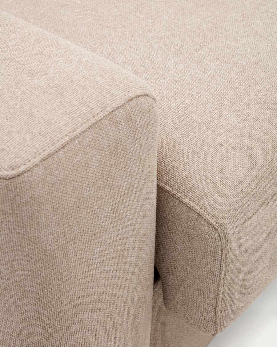 Gros plan du tissu beige texturé du canapé Anley et de son accoudoir arrondi.