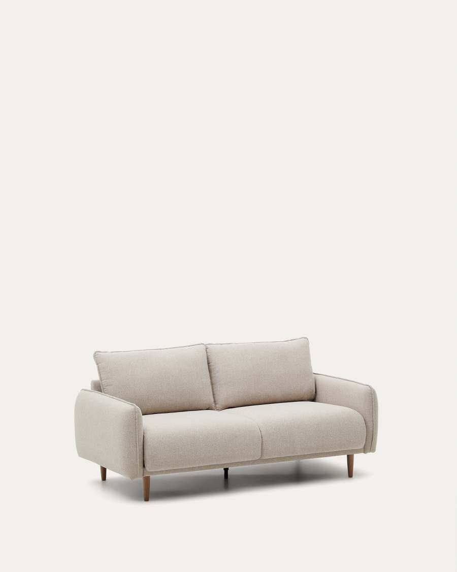 Canapé Carlota 3 places beige vu de trois quarts sur fond blanc, pieds en bois.