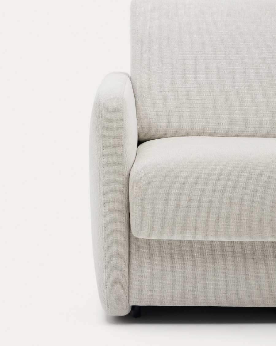 Gros plan de l'accoudoir gauche et de l'assise du canapé Nuala en chenille crème.