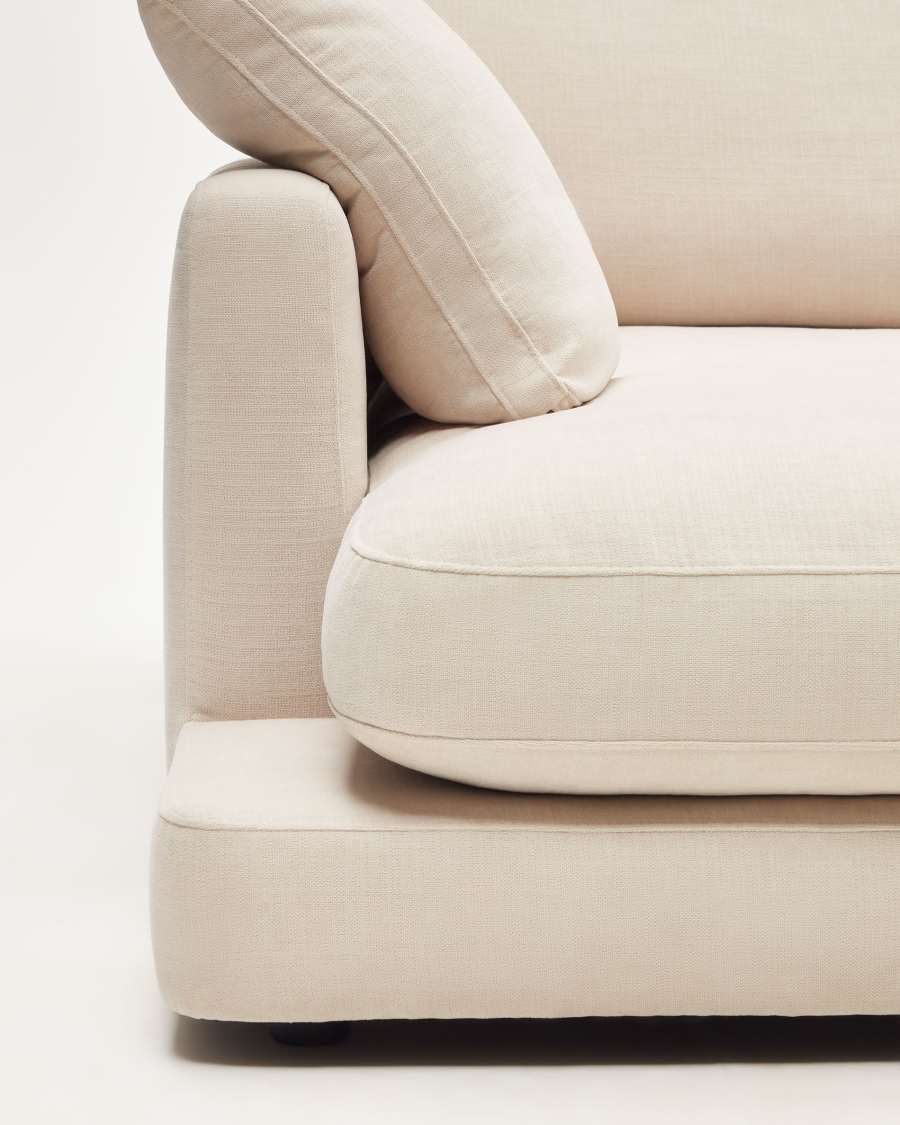 Gros plan de l'accoudoir large et du coussin d'assise du canapé Gala beige, sur fond blanc.