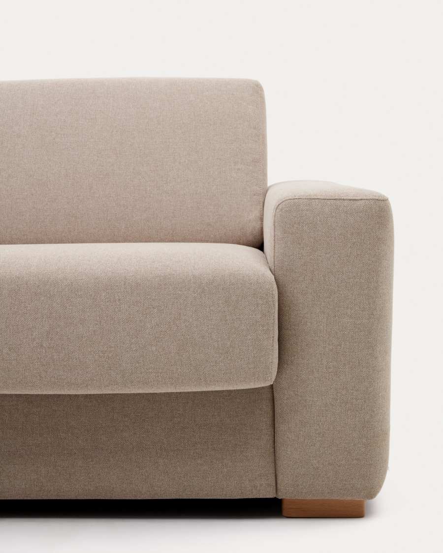 Gros plan de l'accoudoir droit large et droit du canapé Anley en tissu beige, pied en bois.