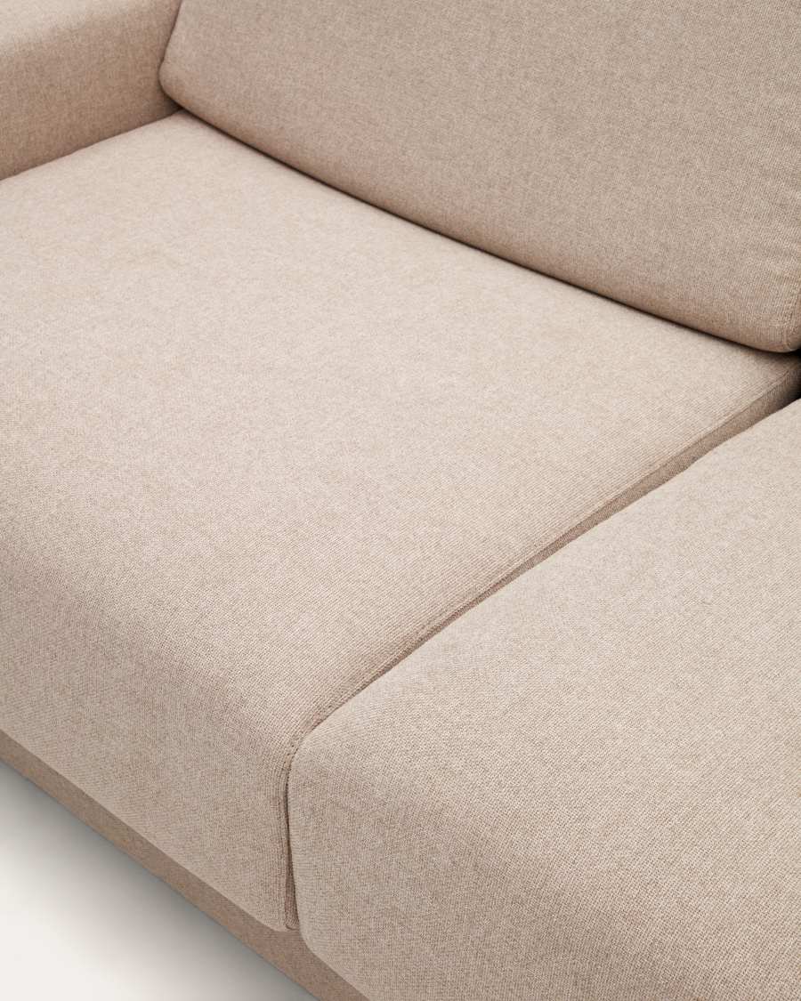 Gros plan de l'assise et du dossier du canapé Anley en tissu beige chiné, coussins séparés par une couture.