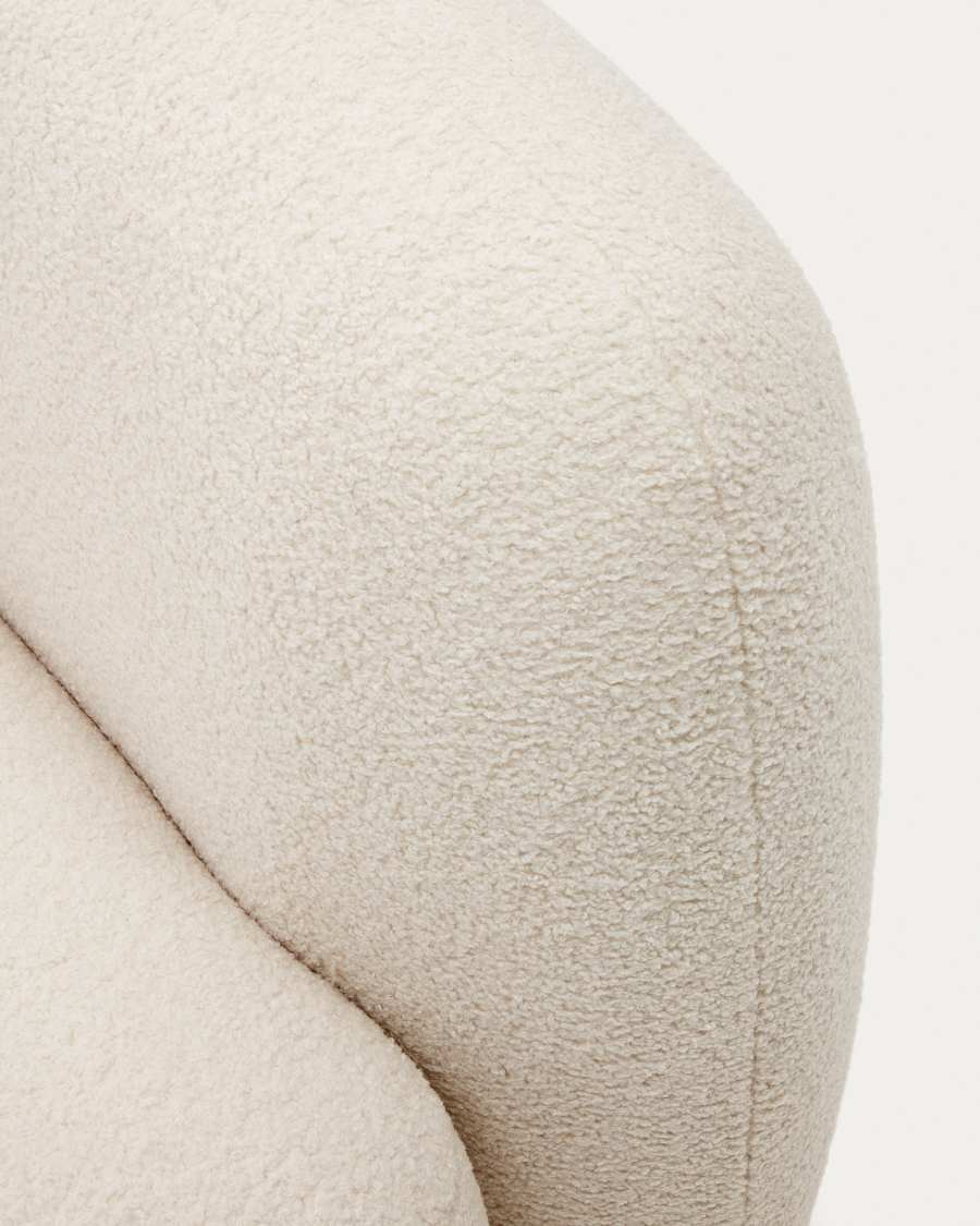Gros plan de la bouclette beige du canapé Martina, texture très bouclée.