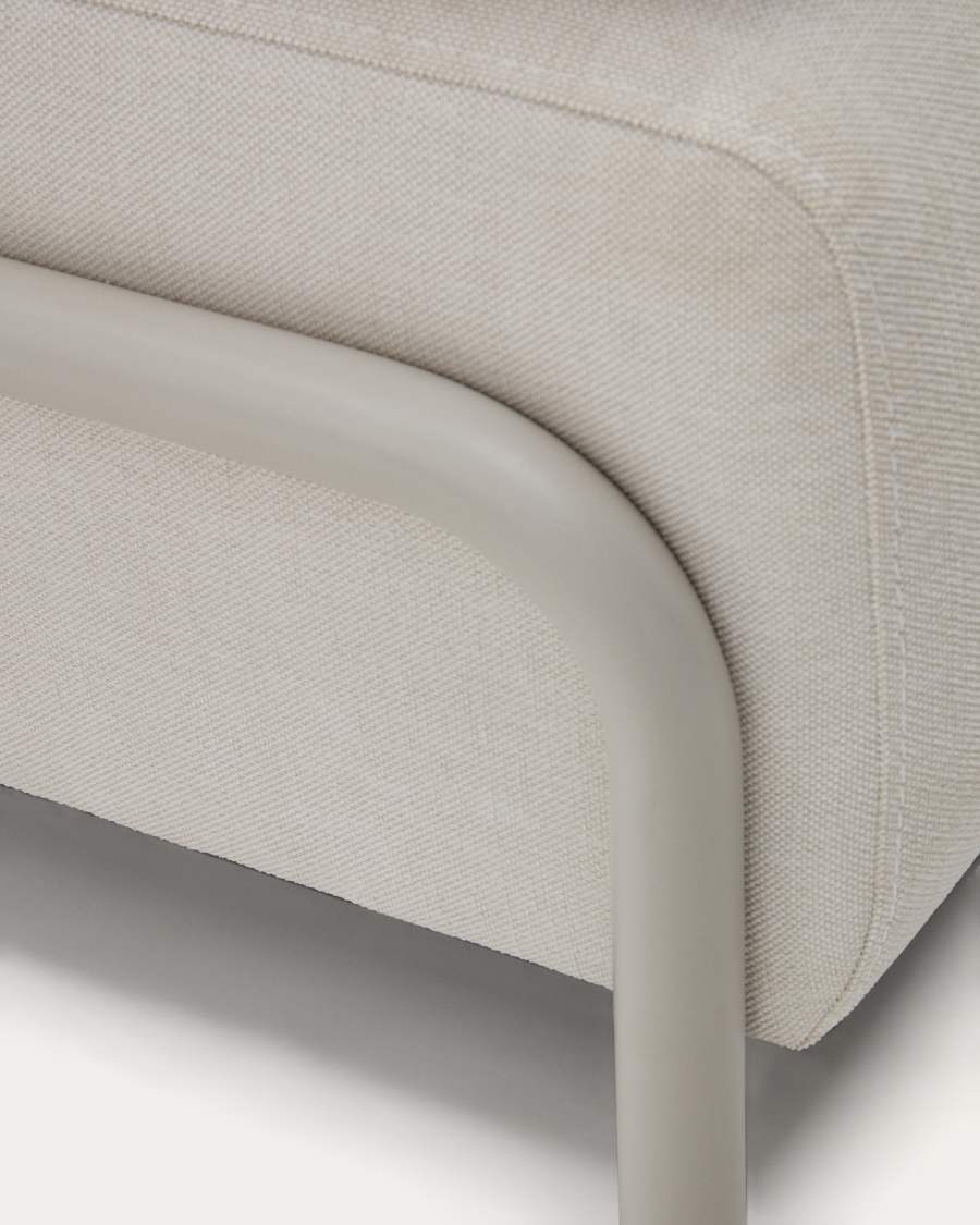 Gros plan de l'armature arrondie et du tissu beige grisâtre du canapé, sur fond clair.