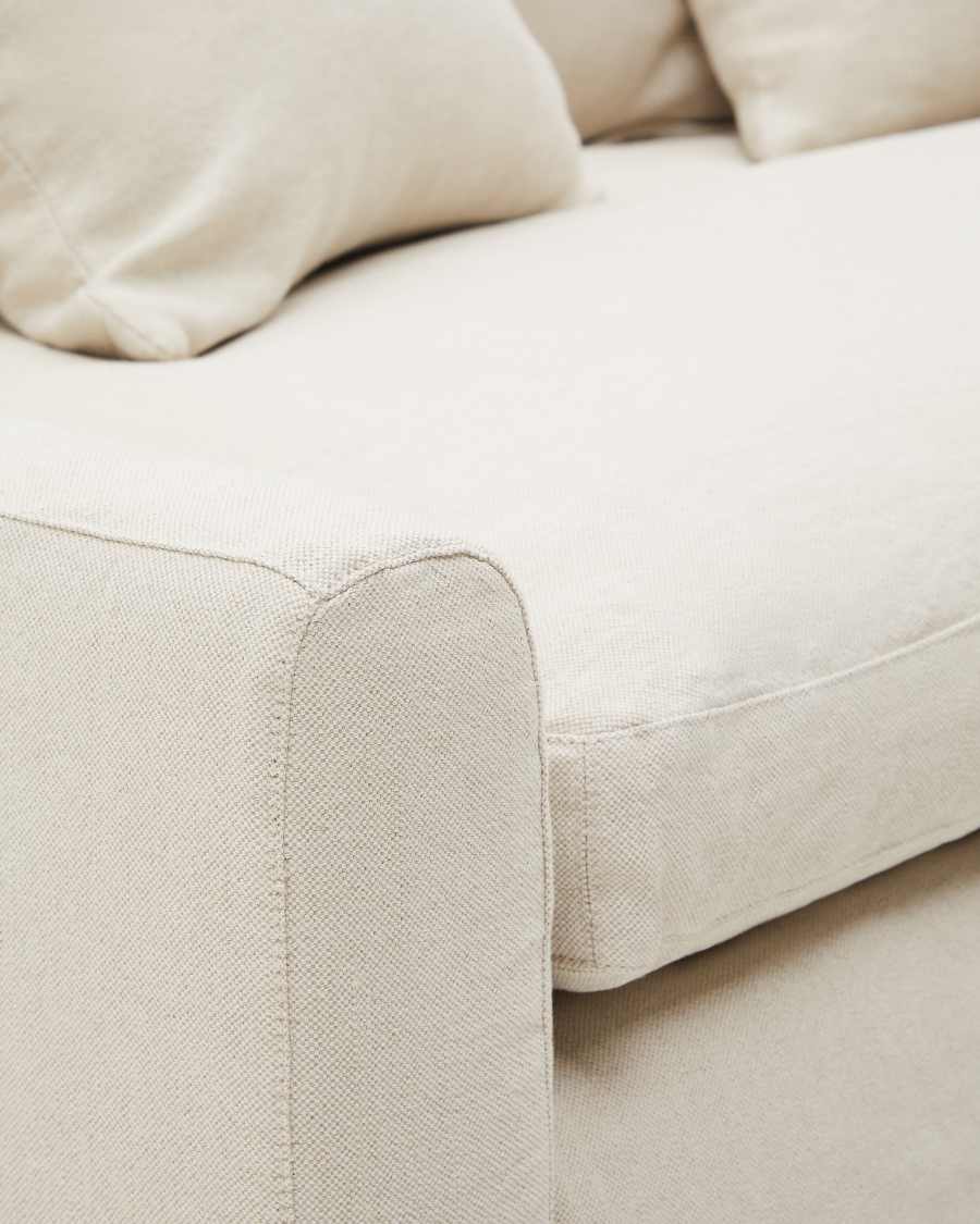 Gros plan de l’accoudoir arrondi et de l’assise beige du canapé Zenira.