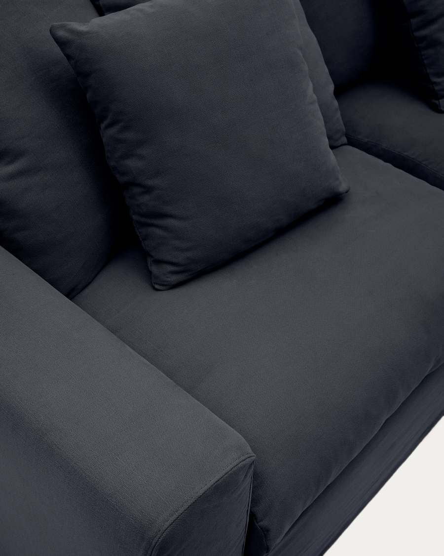 Gros plan de l'assise et de l'accoudoir du canapé gris anthracite, avec un coussin carré.