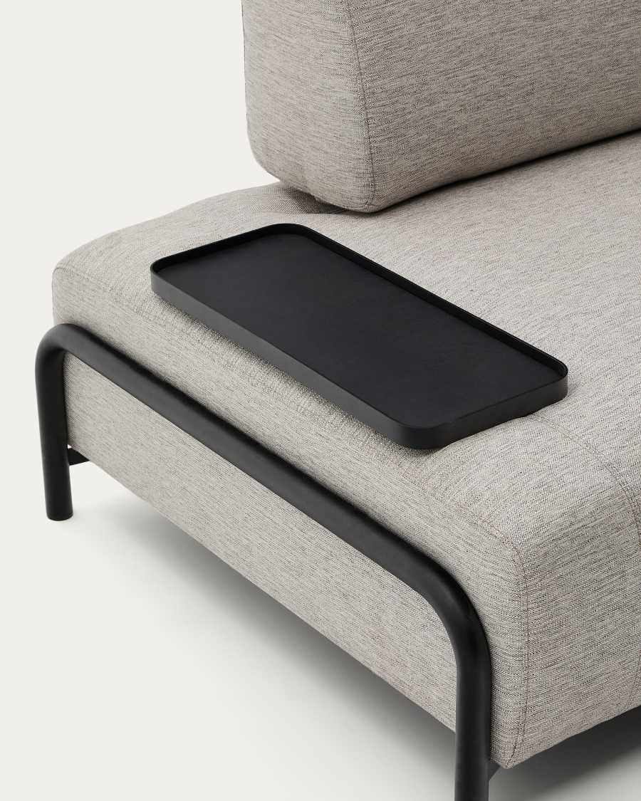 Gros plan du canapé gris clair avec son plateau noir rectangulaire et l'armature noire arrondie.