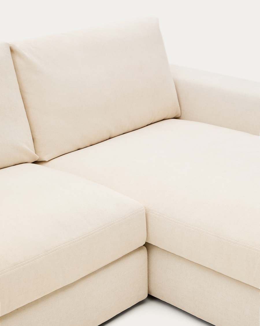 Gros plan de l'angle du canapé Alea beige clair, avec la méridienne à droite.