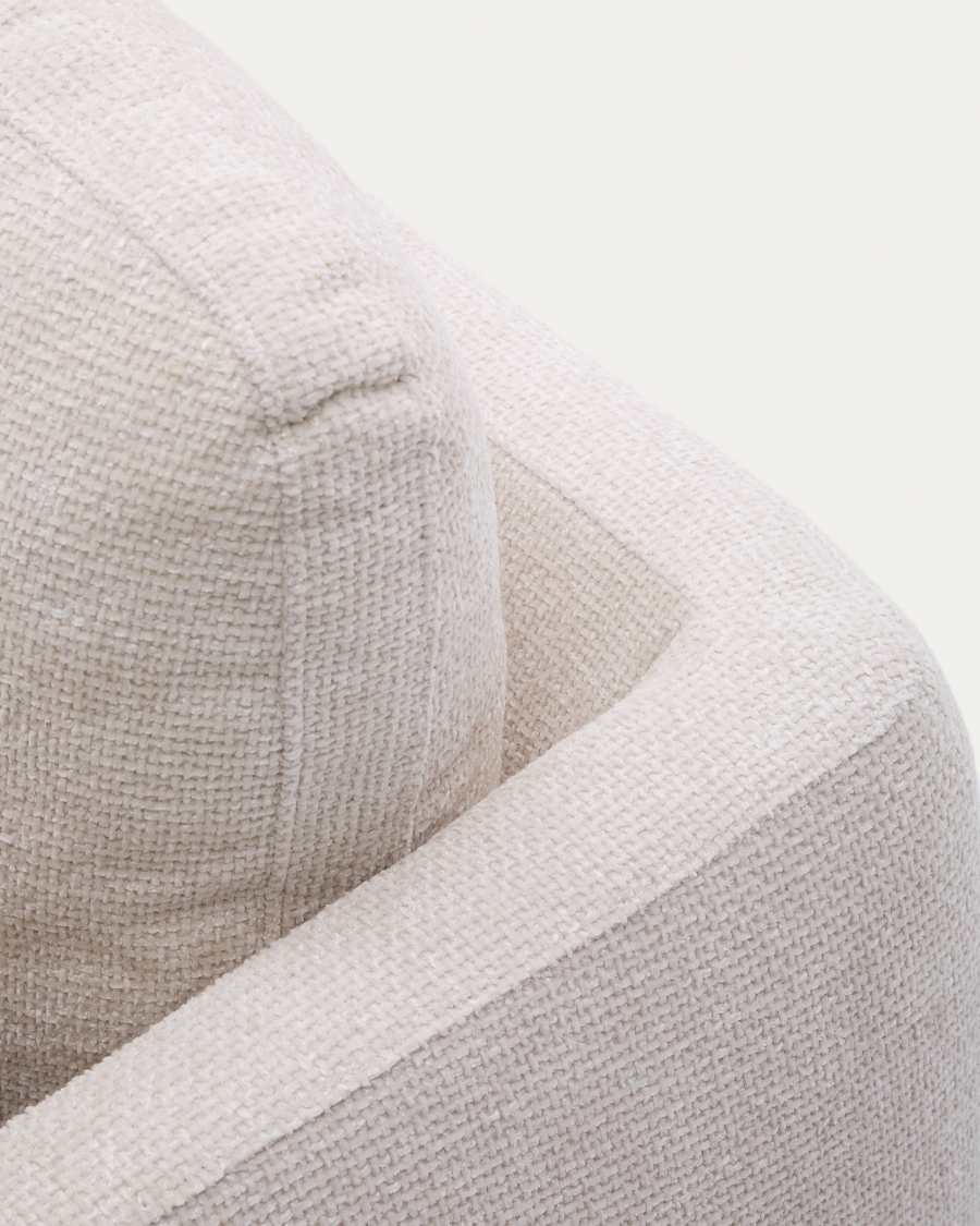 Gros plan du tissu écru bouclé et tissé de l'accoudoir du canapé Laira.