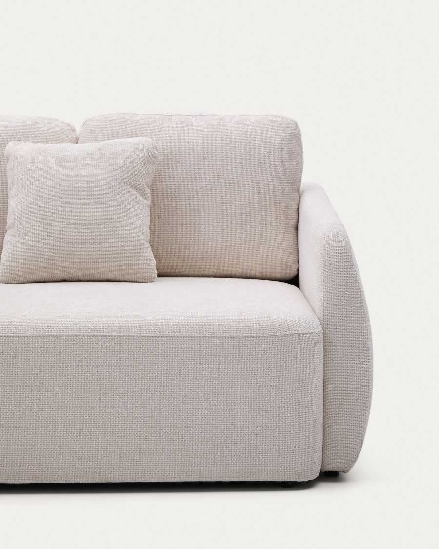 Gros plan de l'assise, du coussin et de l'accoudoir du canapé Laira en tissu écru.