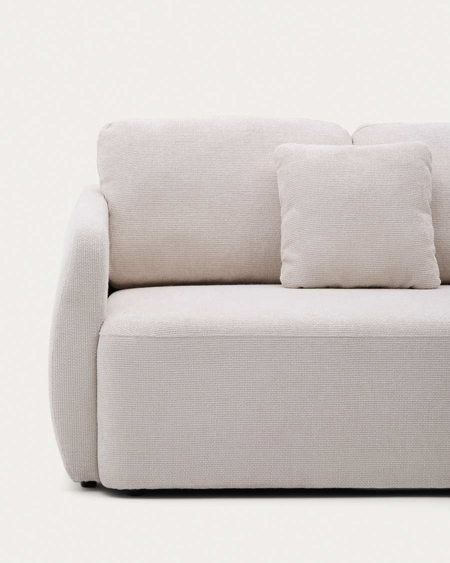 Gros plan de l'accoudoir, du dossier et d'un coussin du canapé Laira en tissu écru.