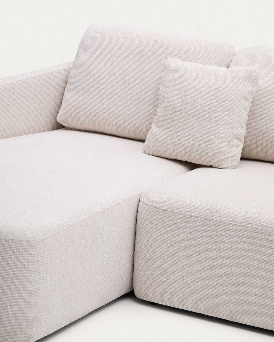 Gros plan de l'assise et de la méridienne du canapé Laira en tissu écru, avec coussin.
