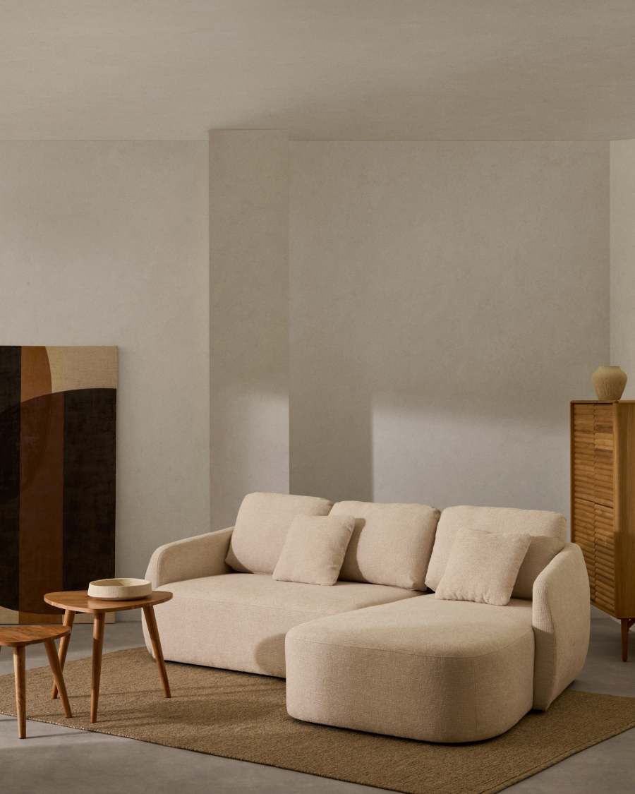 Canapé Laira d'angle beige avec méridienne à droite, dans un salon, tables basses et meuble en bois.