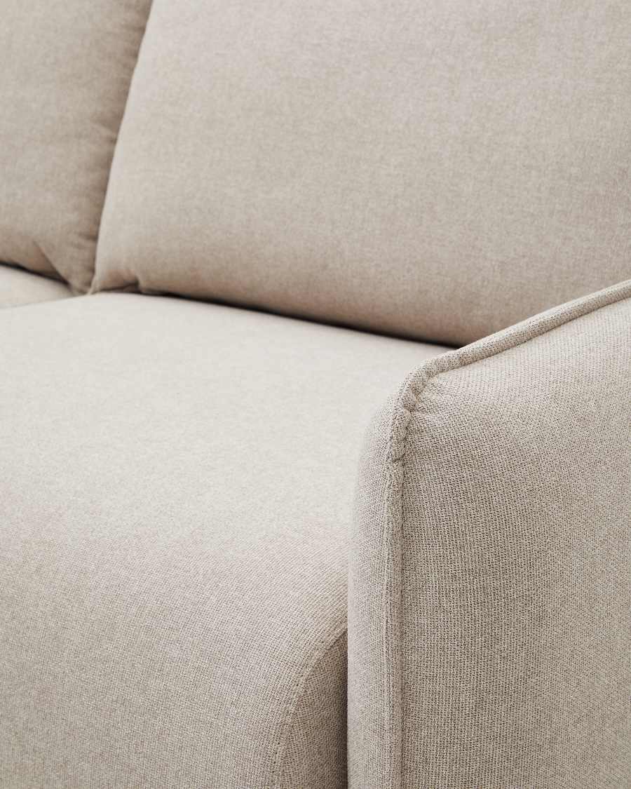 Gros plan du tissu beige chiné du canapé Carlota, assise et accoudoir.