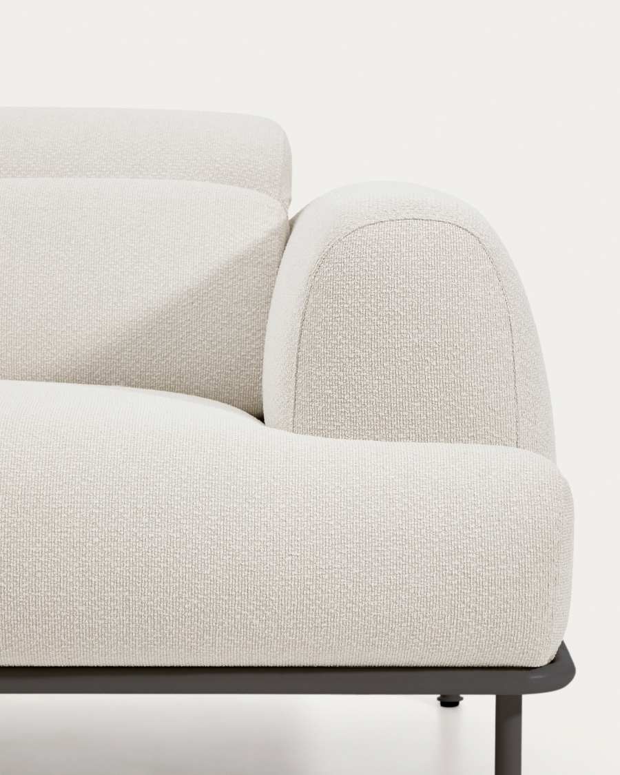 Gros plan de l'accoudoir et de l'assise du canapé Aurum en tissu écru, avec pied noir.