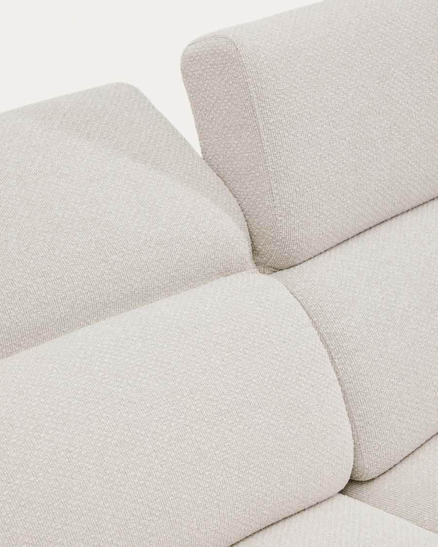 Gros plan des appuis-tête inclinables et des coussins du canapé Aurum en tissu écru.