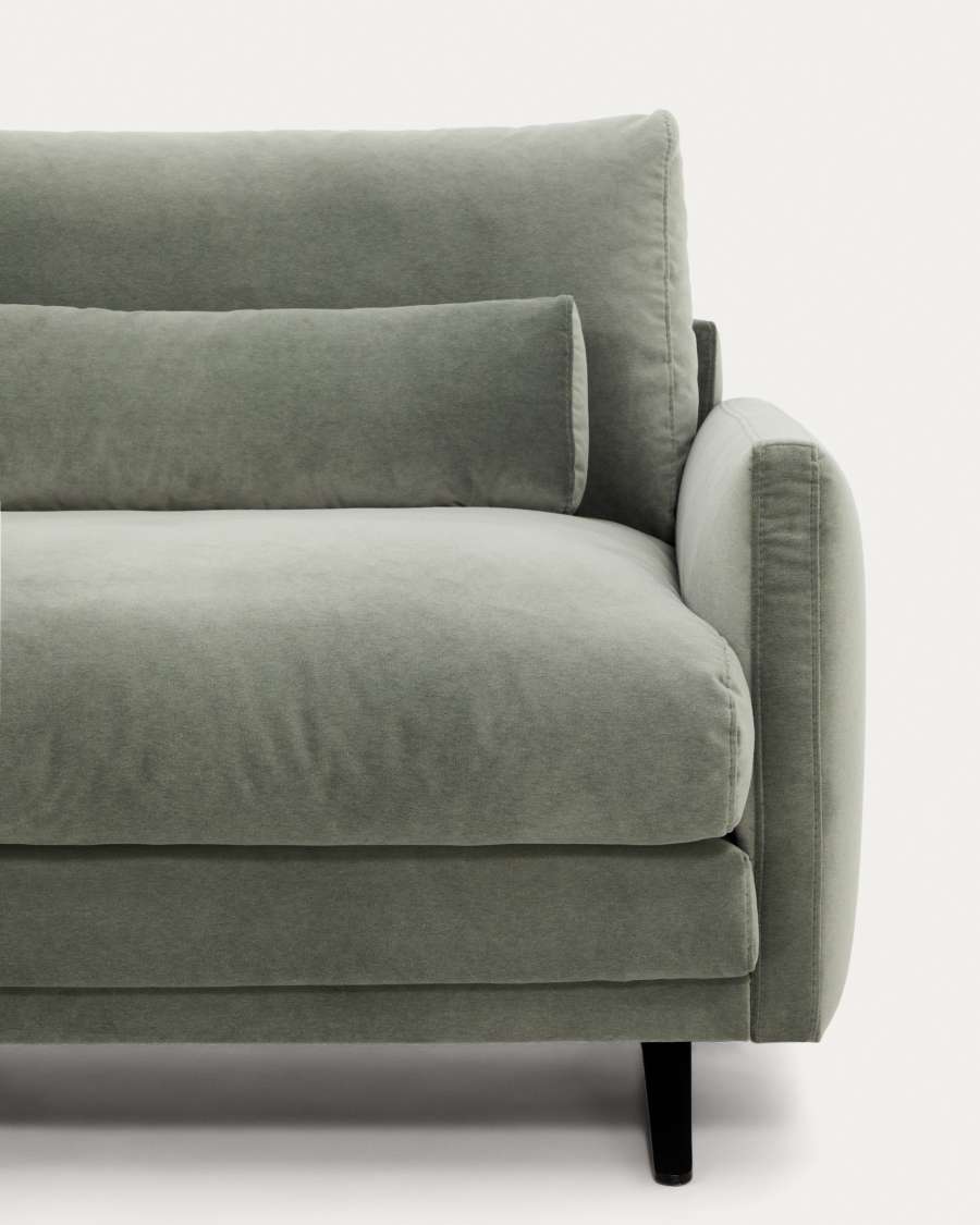 Gros plan de l'assise et du dossier du canapé Veliro en velours vert-gris avec pied noir.