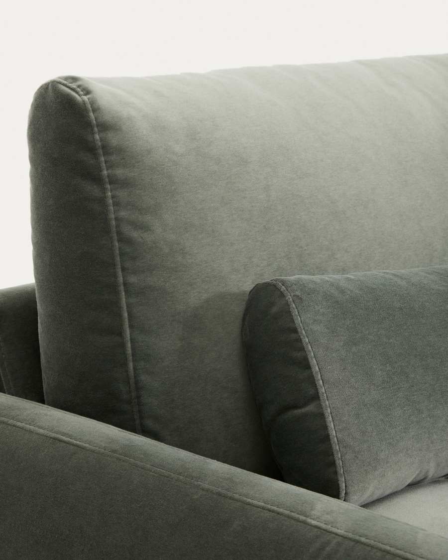 Gros plan des coutures et du dossier en velours vert-gris du canapé Veliro.