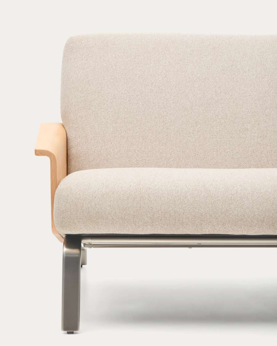 Gros plan du dossier, de l'assise et de l'accoudoir en bois clair du canapé Amsen beige.