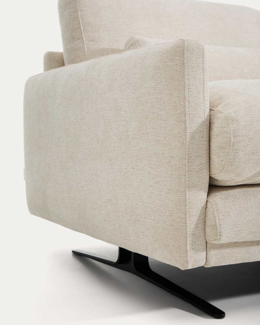 Gros plan de l'accoudoir carré et du pied noir incliné du canapé Veliro en chenille beige.