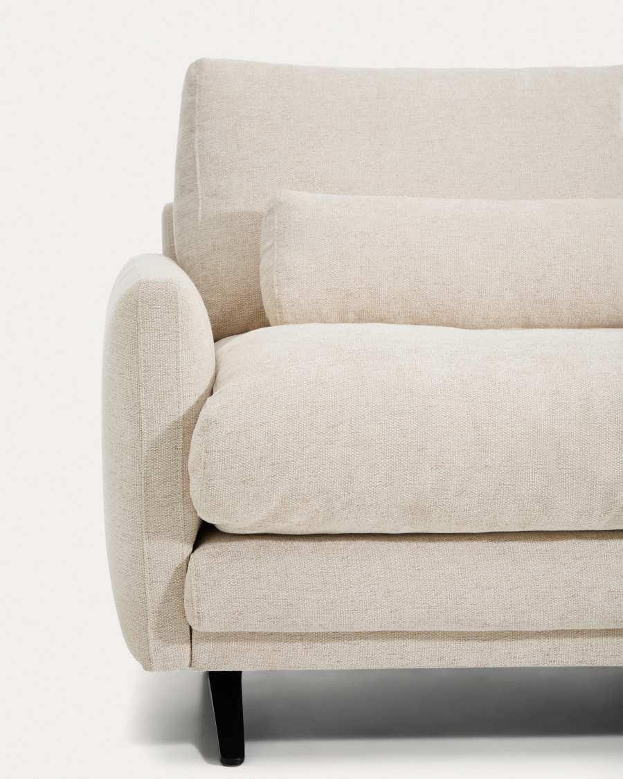 Gros plan de l'accoudoir arrondi, du coussin de dossier et de l'assise du canapé beige.