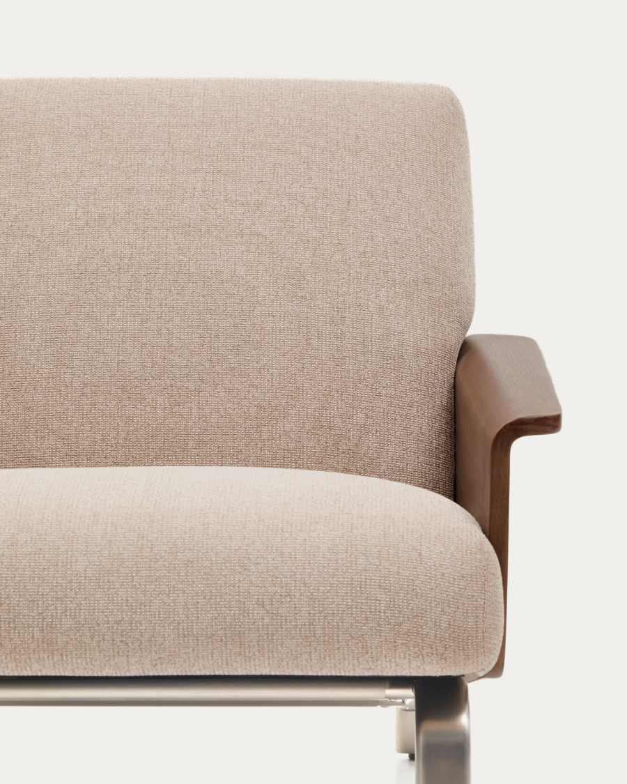 Gros plan du dossier et de l'assise beige du canapé Amsen, accoudoir en bois foncé à droite.