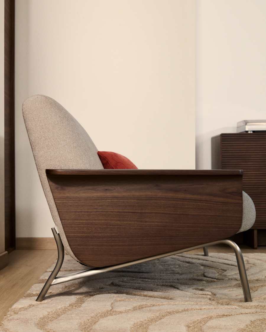 Canapé Amsen vu de profil, coque en noyer et dossier gris beige, coussin rouge, pieds en acier.