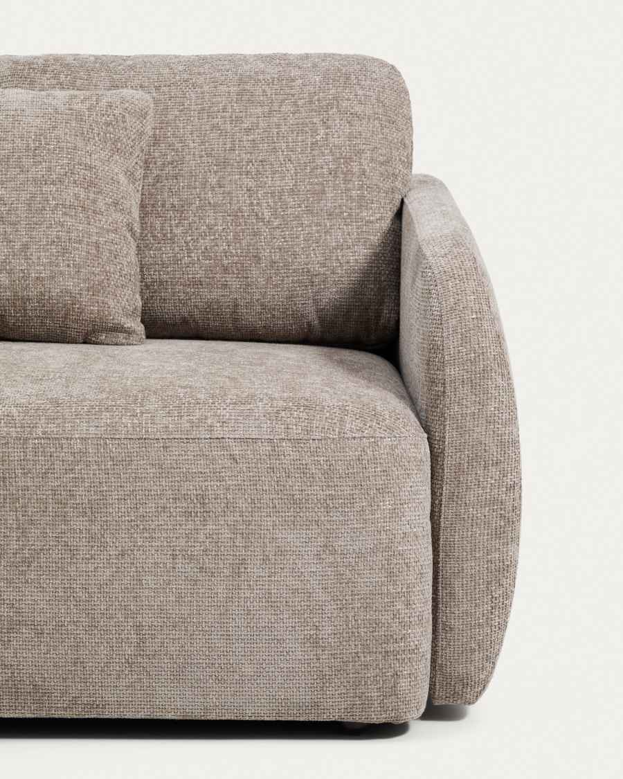 Gros plan du canapé Laira en chenille taupe, avec accoudoir et coussin.