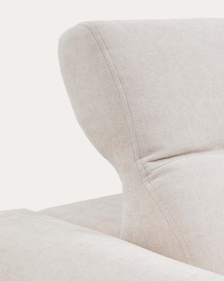 Gros plan du dossier et de l'accoudoir arrondi d'un canapé beige en tissu chiné.