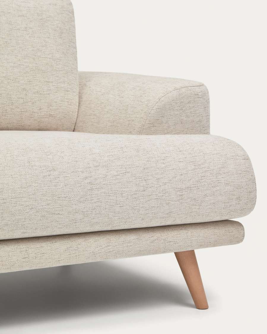 Gros plan de l'accoudoir arrondi et du pied conique en bois du canapé Karin beige.