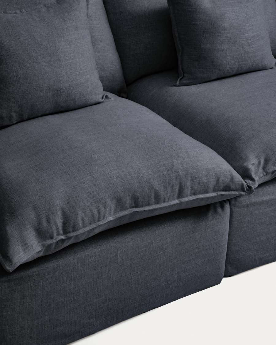 Gros plan de l'assise et des coussins du canapé Anarela en lin gris anthracite.