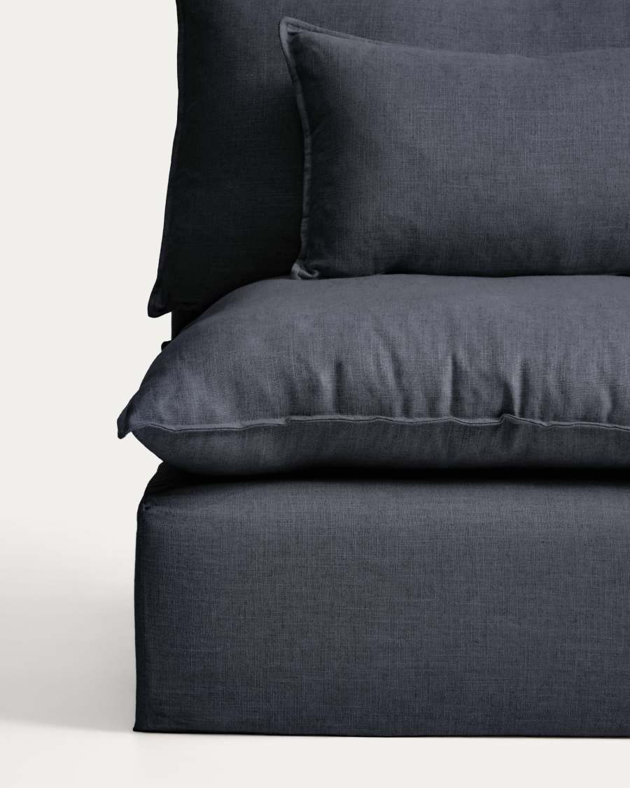 Gros plan d'un module du canapé Anarela en lin gris anthracite, avec coussin et jupe de housse.