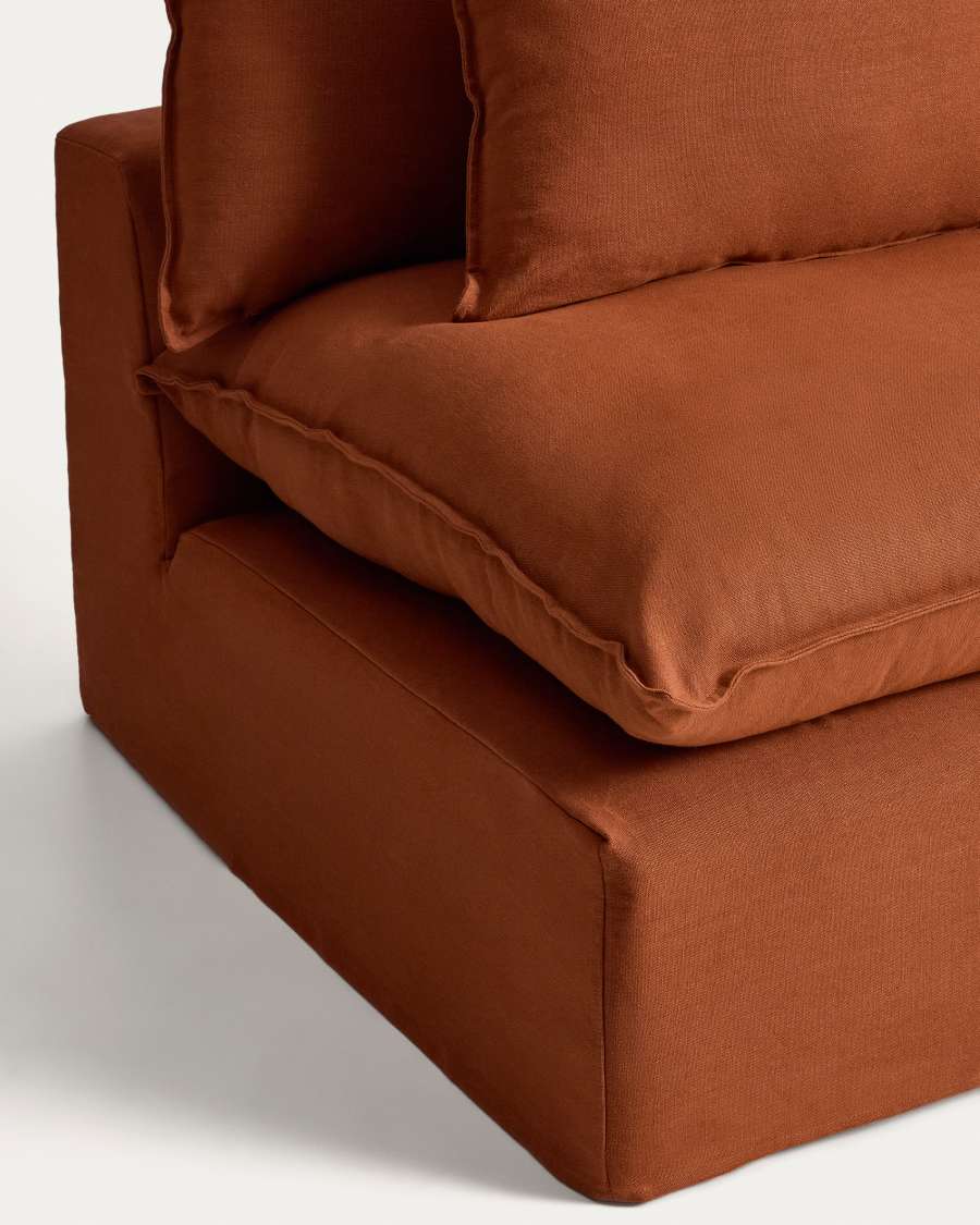 Gros plan de l'accoudoir droit et de l'assise du canapé Anarela en lin terracotta, housse lisse.