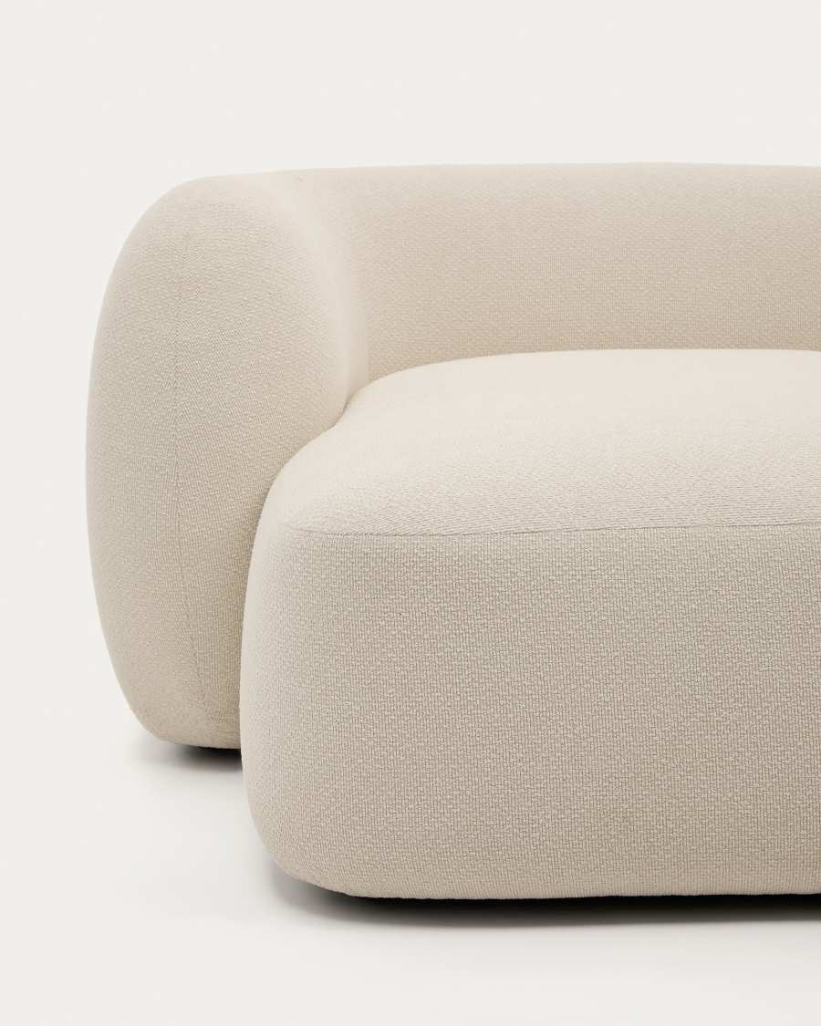 Gros plan de l'accoudoir et de l'assise du canapé Martina en tissu écru texturé.
