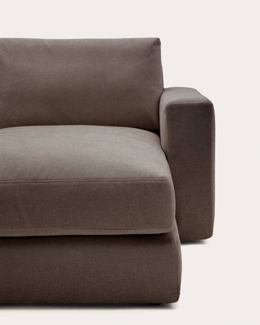 Gros plan de l'accoudoir droit et de l'assise du canapé Alea marron, en tissu uni.