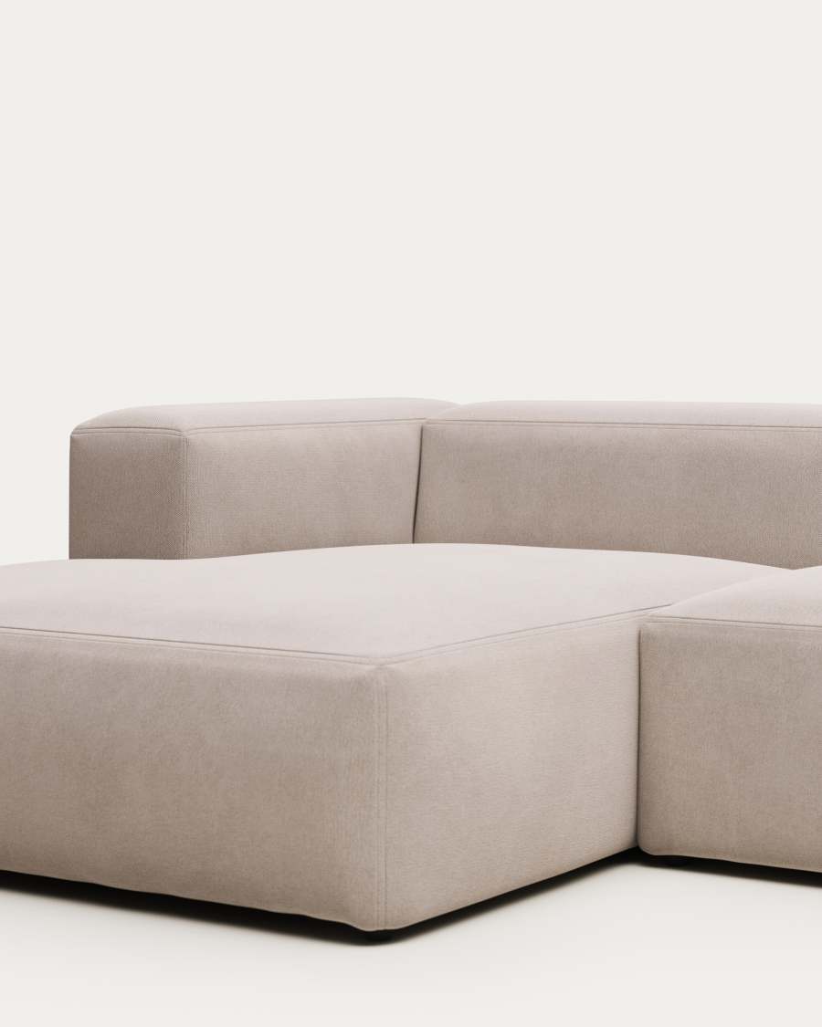 Canapé Blok angle en tissu beige, vue de trois quarts montrant la méridienne et la profondeur.