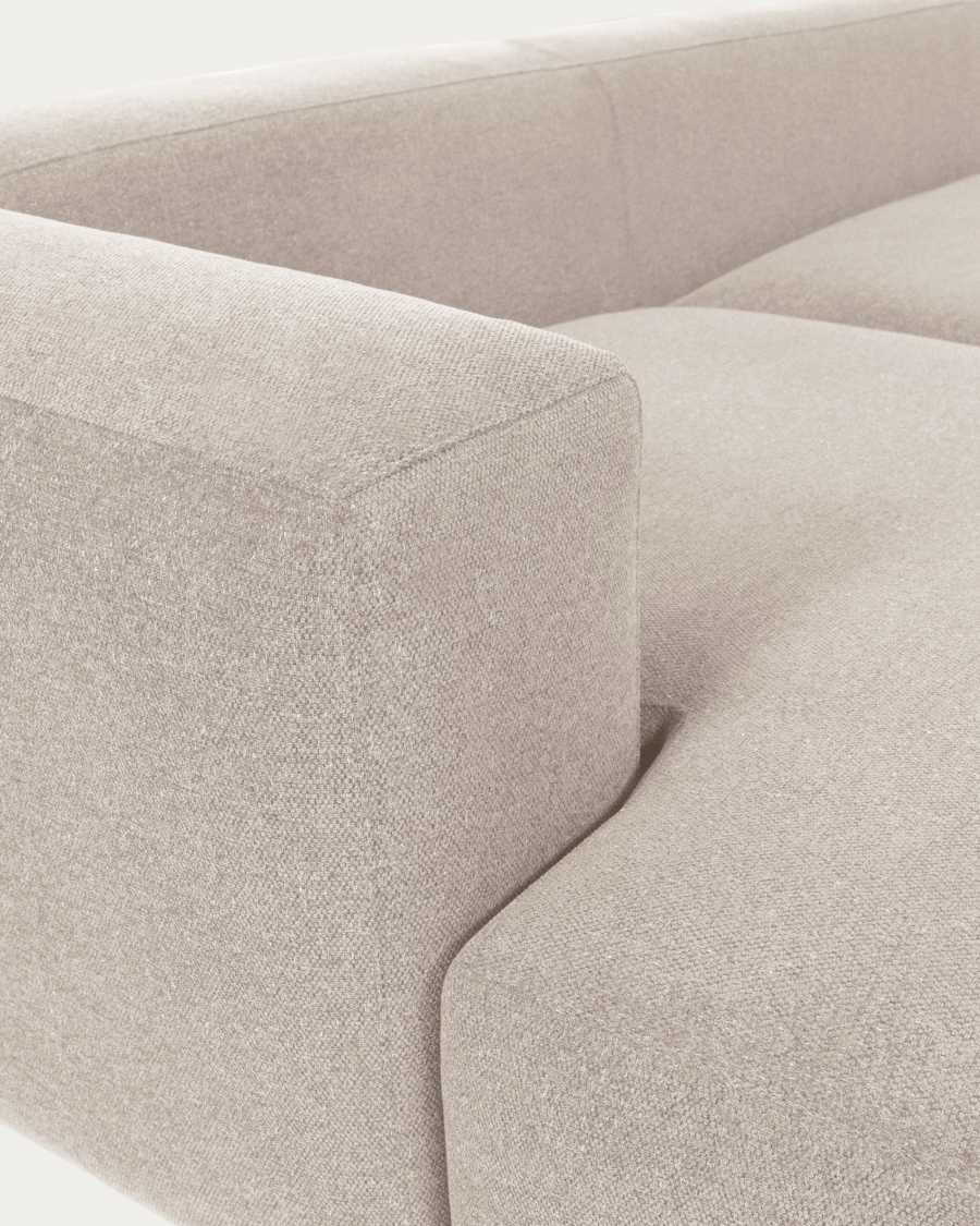 Gros plan sur l'accoudoir et le dossier du canapé Blok en tissu beige côtelé.