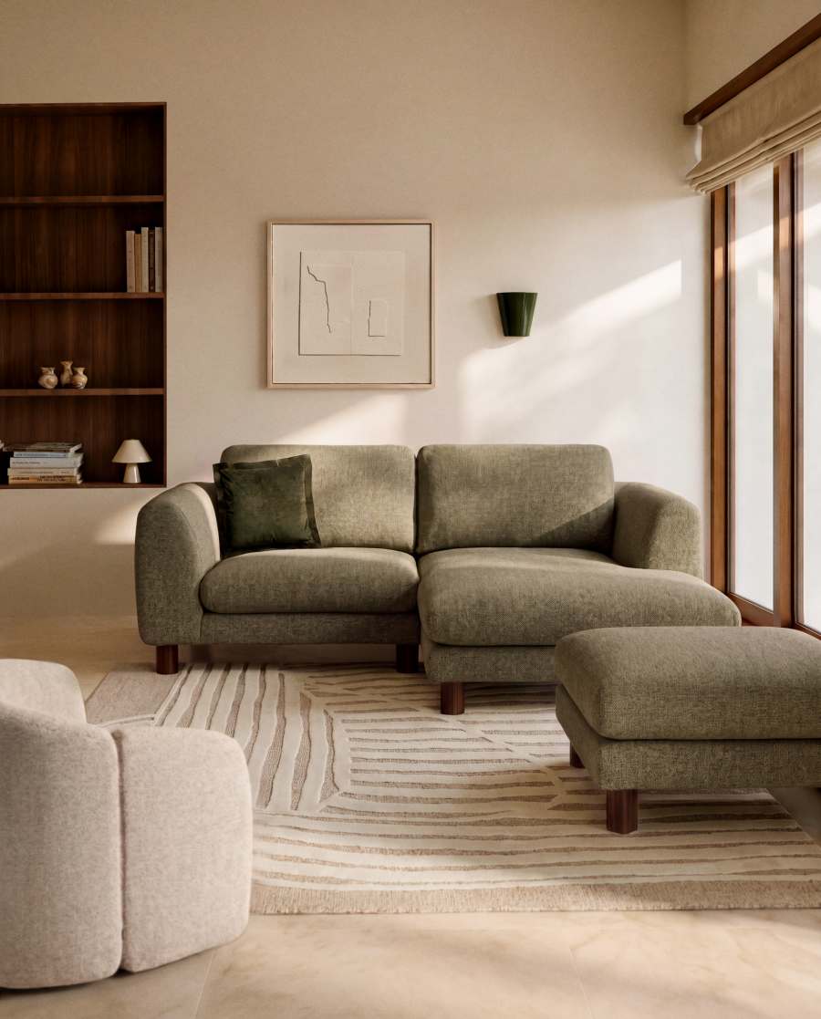 Canapé Vera vert olive avec méridienne dans un salon beige, près d'une bibliothèque et d'un fauteuil clair.