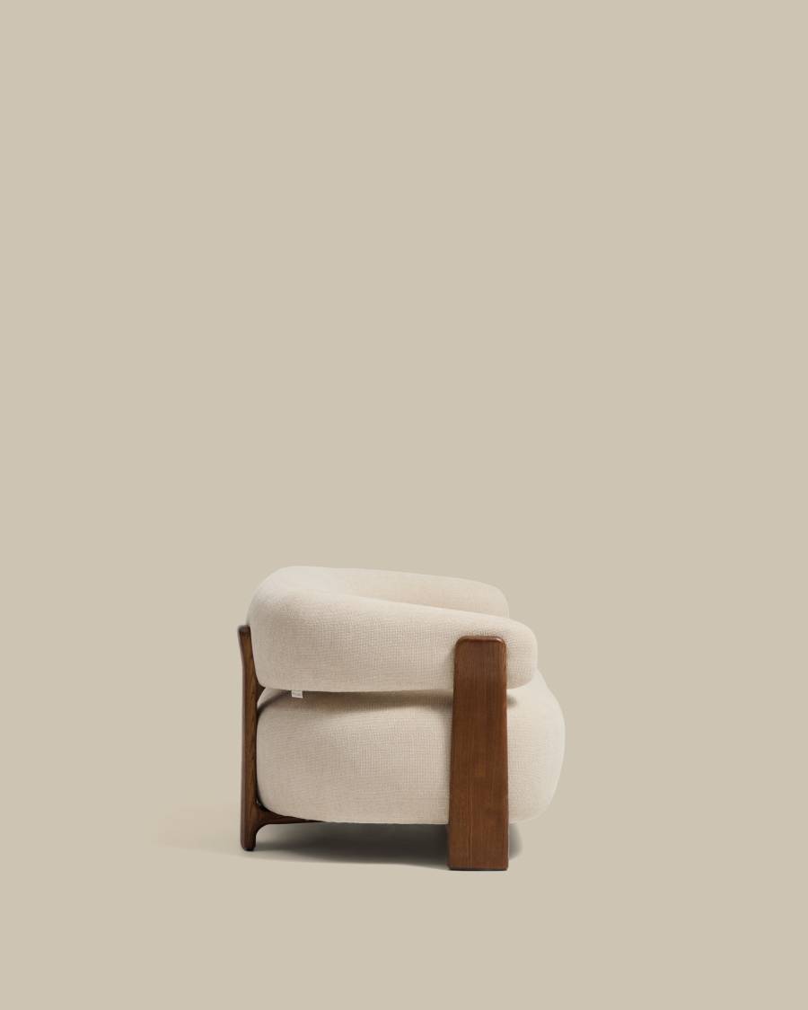 Canapé Granite beige vu de côté, montrant l'accoudoir en bois foncé et la profondeur de l'assise.