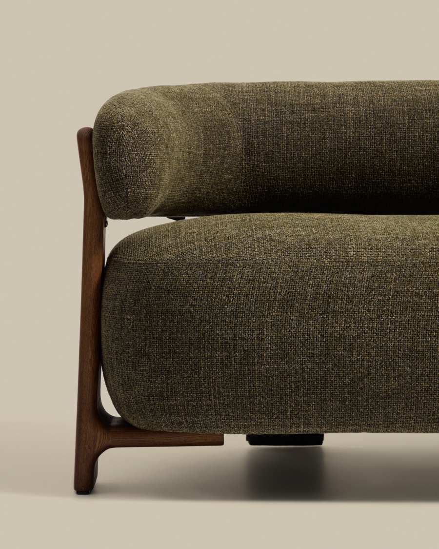 Gros plan du dossier et de l'angle en bois foncé du canapé Granite en tissu vert olive.