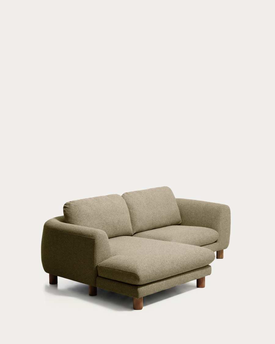 Canapé Vera vert olive vu de trois quarts, avec méridienne à gauche, sur fond beige uni.
