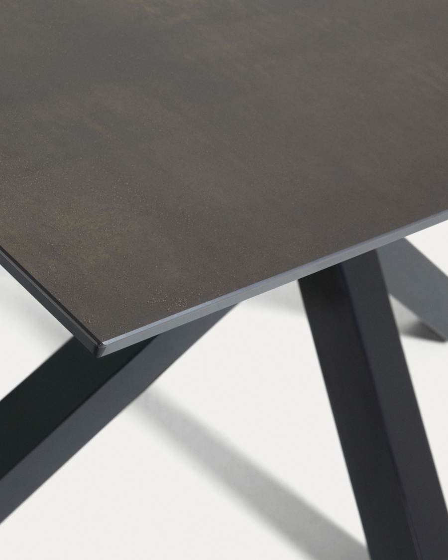 Table Argo en grès cérame Iron Moss et pieds en acier finition noire 180 x 100 cm