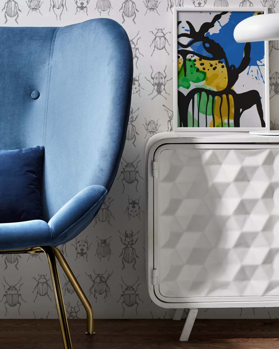 Πολυθρόνα Violet, μπλε βελούδο και ατσάλινα πόδια σε χρυσό φινίρισμα