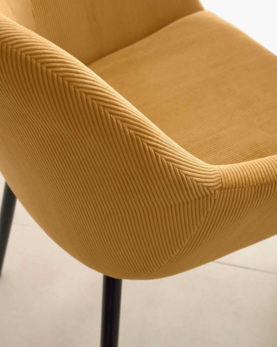 Chaise Konna en velours côtelé jaune moutarde