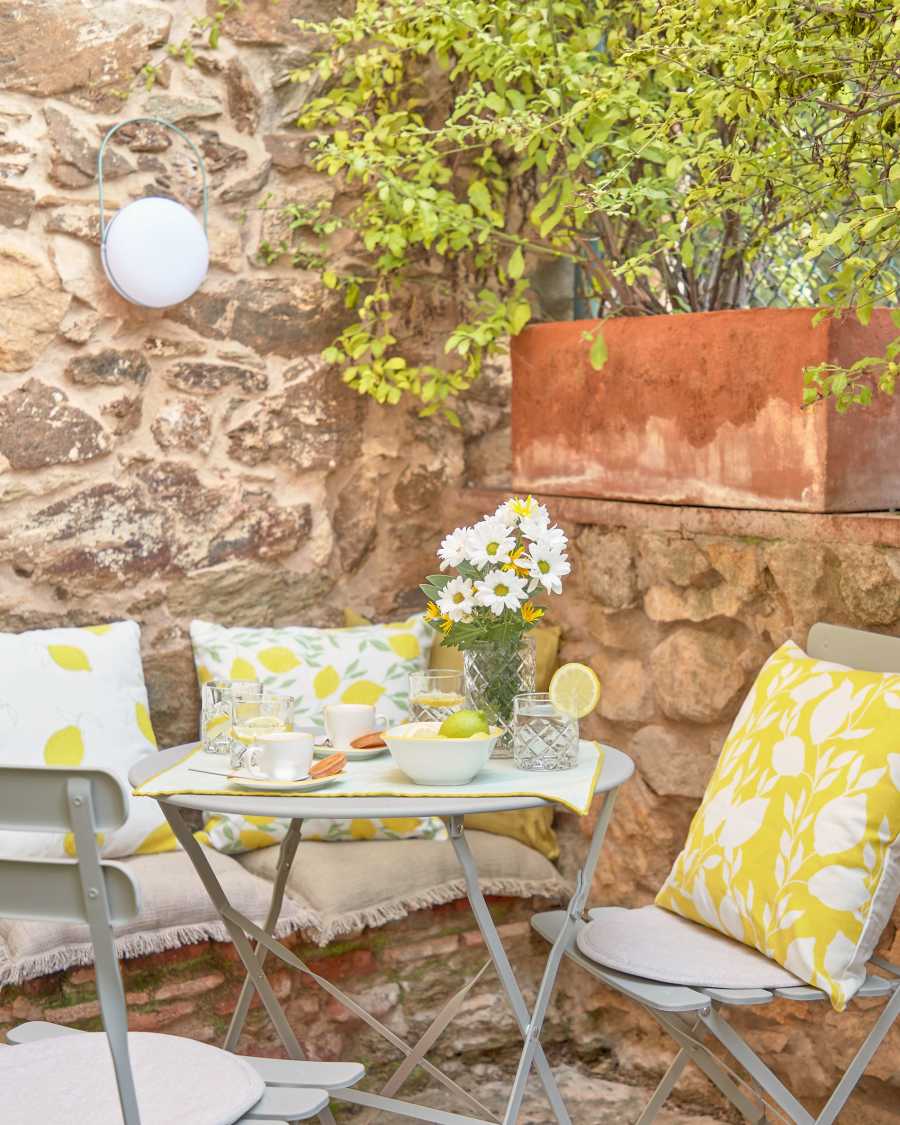 Etel 100% cotton cushion cover with yellow lemons and green leaves 45 x 45 cm